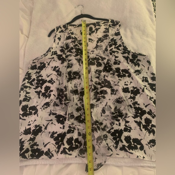 Simply Vera Vera Wang Black and White Floral Sleeveless Blouse - Picture 6 of 11
